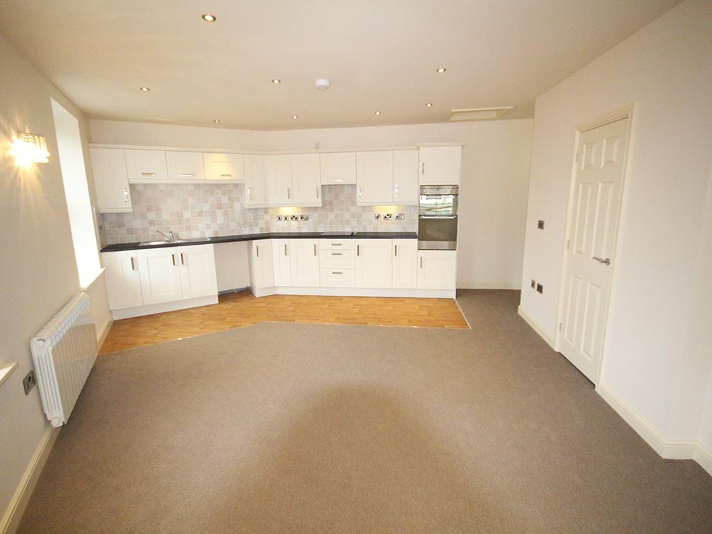 2 bedroom above shop apartment To Let in Barnoldswick - 2016-01-14 10.42.35.jpg